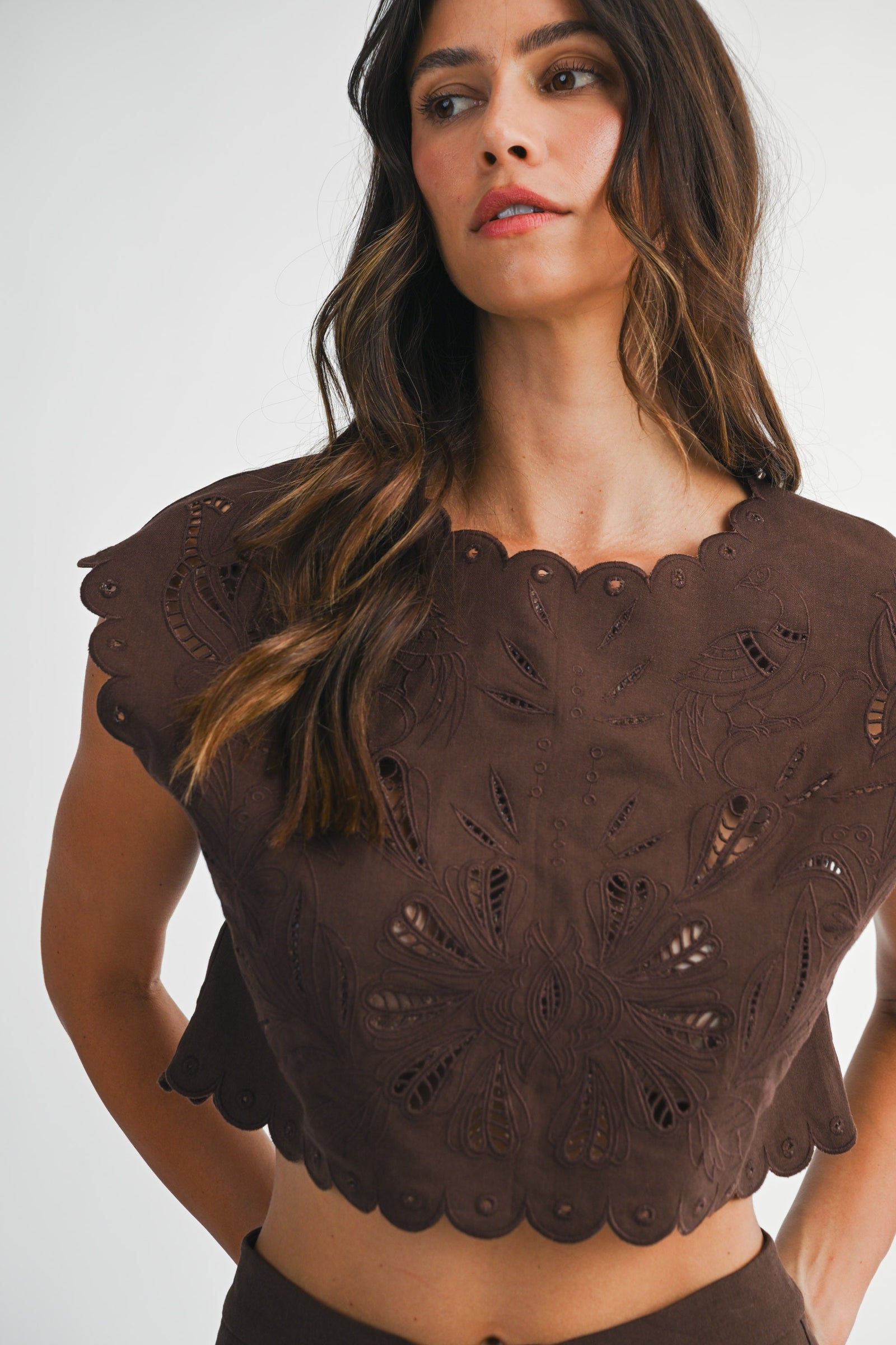 みか　plage アランショートプルオーバー Alia Embroidery Scallop Crop Top, Chocolate Brown – North & Main