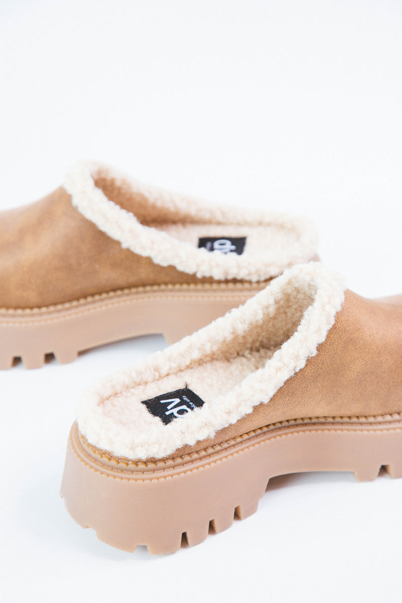 Ladie Sherpa Slide On, Tan | DV By  Dolce Vita