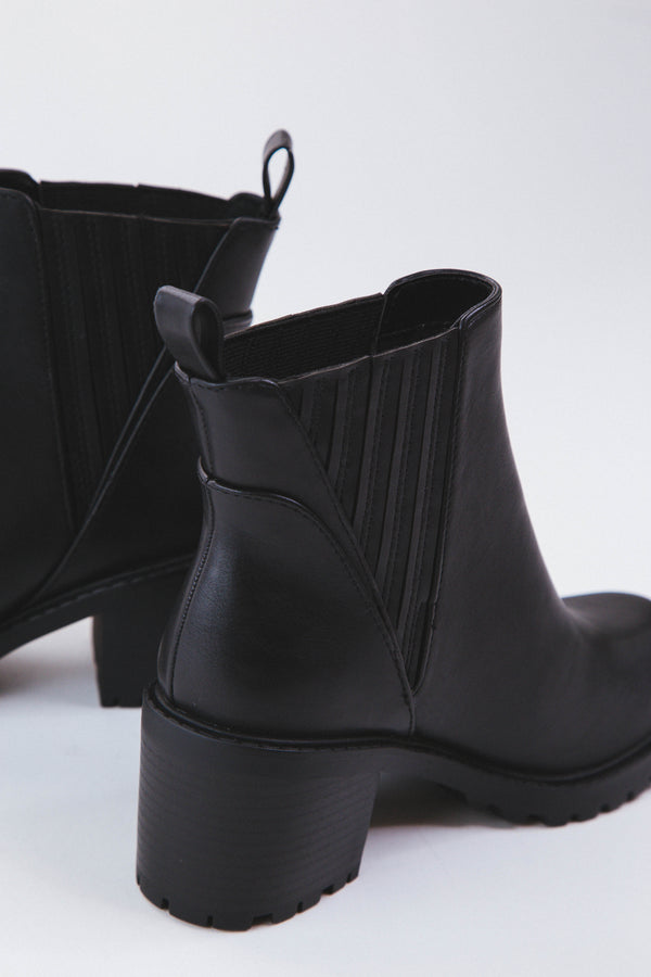 Wisely Lug Sole Chelsea Boot, All Black