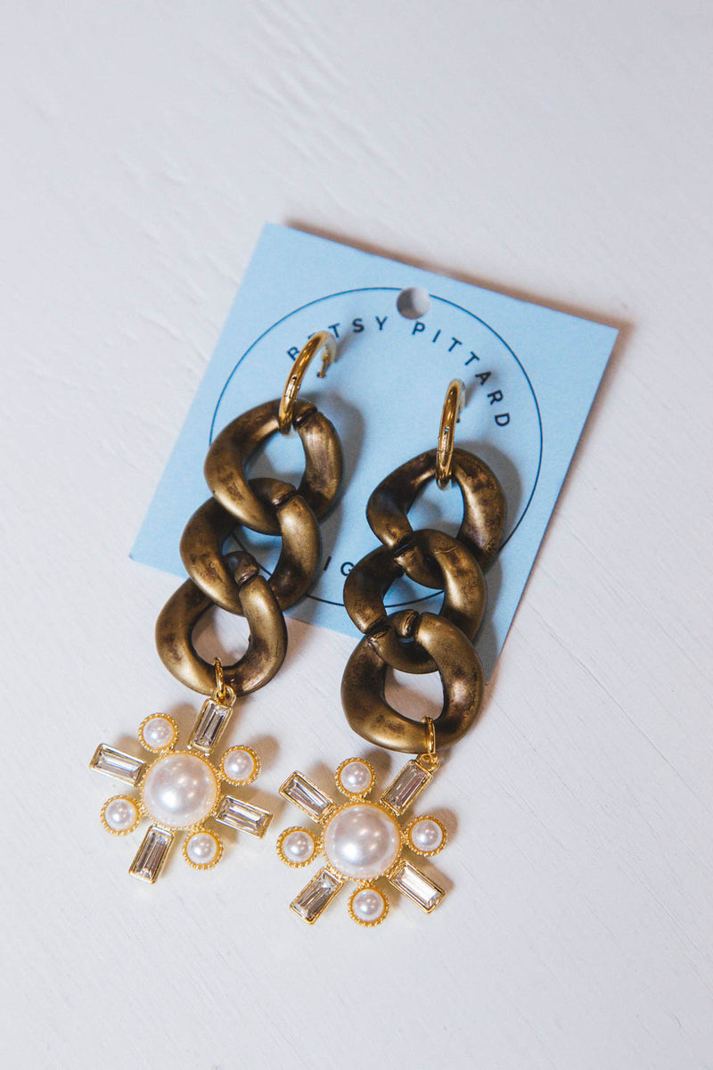 Vogel Earring, Pearl/Gold | Betsy Pittard