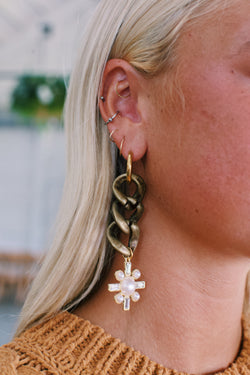 Vogel Earring, Pearl/Gold | Betsy Pittard